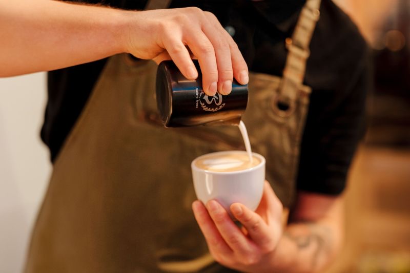 Barista nalieva kávu Idylika