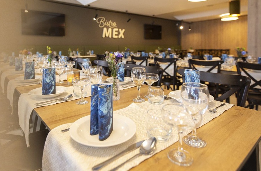 Slávnostne prestreté stoly v sále BistroMEX